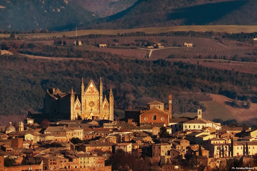 Vista dalle campagne intorno a Orvieto con Duomo in primo piano